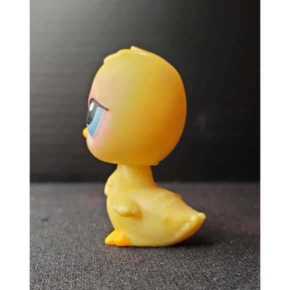 LPS Littlest Pet Shop 2004 Yellow Chick #13 Blue Eyes Magnet - Picture 2 of 3